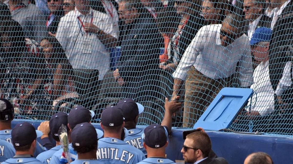 Obama estrecha la mano de los jugadores del Tampa Bay Rays, antes del partido de béisbol en La Habana, este martes.