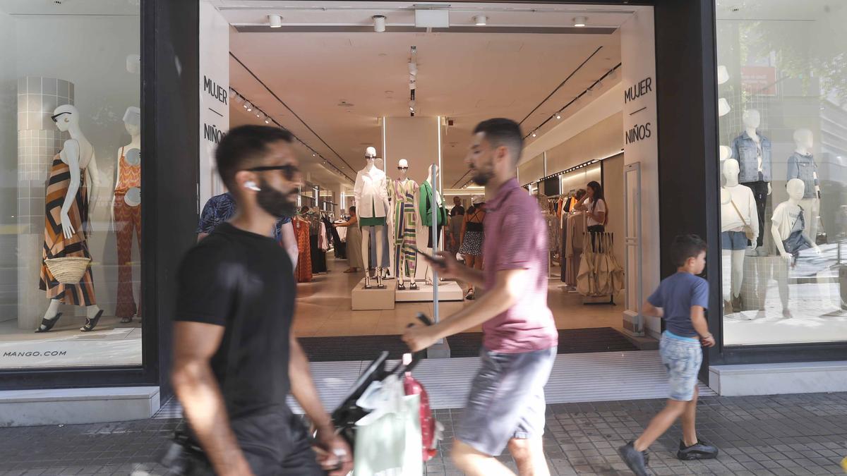 Una tienda de ropa con la puerta abierta, ayer en València.