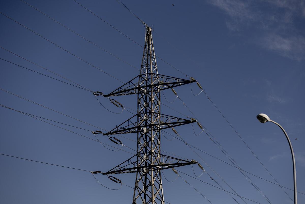 Archivo - Una torre eléctrica en Madrid (España).