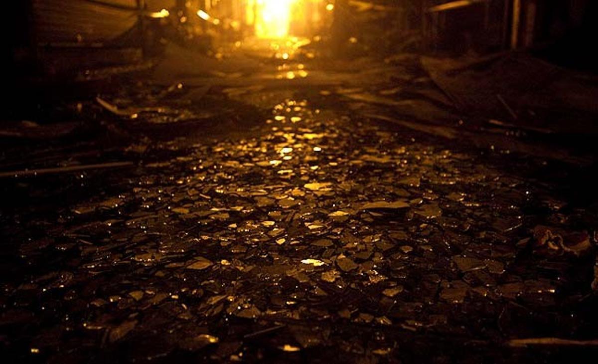 Vidres trencats envaeixen un dels carrers abandonats d’un barri destruït a Corea del Sud després que Corea del Nord ataqués a l’illa de Yeonpyeong (Corea del Sud).