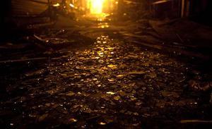 Vidres trencats envaeixen un dels carrers abandonats d’un barri destruït a Corea del Sud després que Corea del Nord ataqués a l’illa de Yeonpyeong (Corea del Sud).