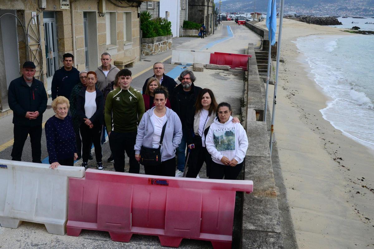 Residentes en el entorno de la calle cortada, afectados por la precaria situación.