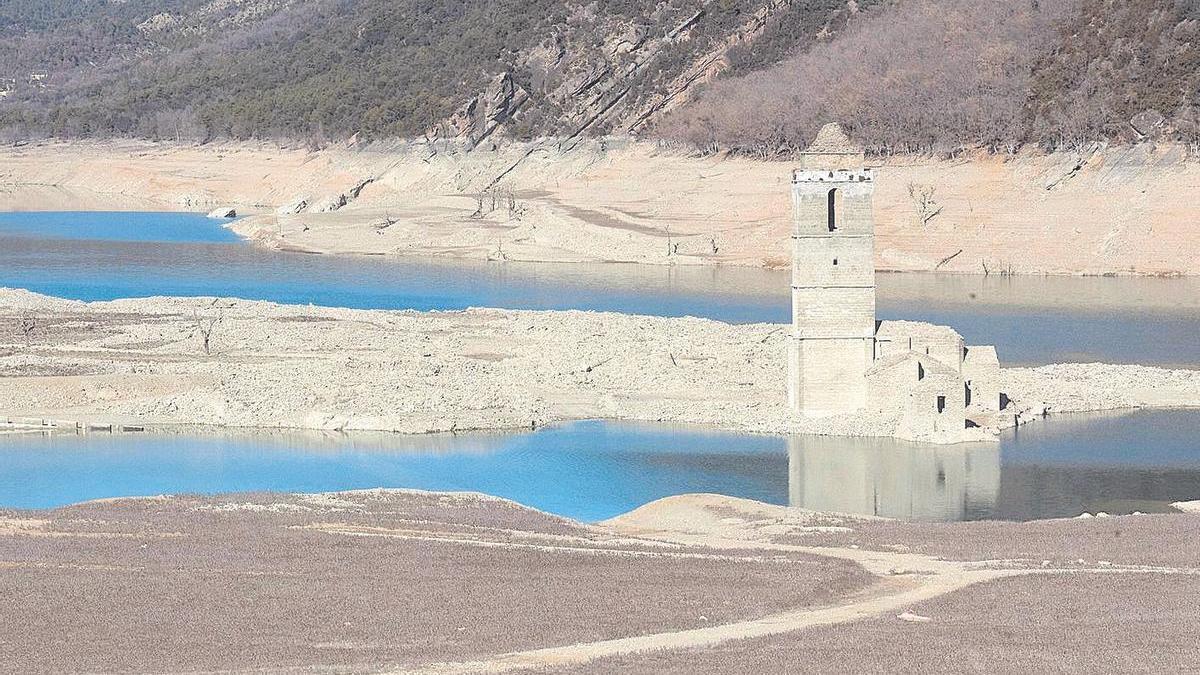 El embalse de Mediano, en la provincia de Huesca, casi vacío tras las altas temperaturas y escasas precipitaciones de estos últimos meses.