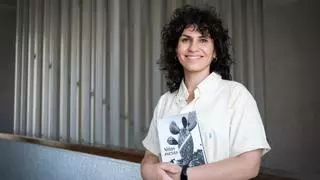 Elena Correa, escritora tinerfeña y autora de 'Niñas sucias': «Surgió la necesidad de contar cosas que me enfadan»