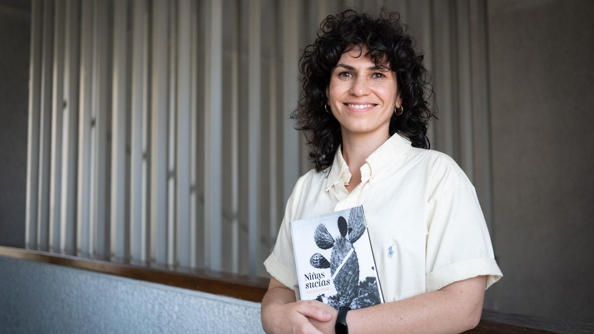 Elena Correa con su libro en el periódico El Día.