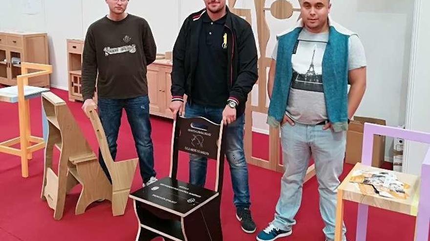 Alumnos del ciclo de Carpintería muestran la silla-escalera.