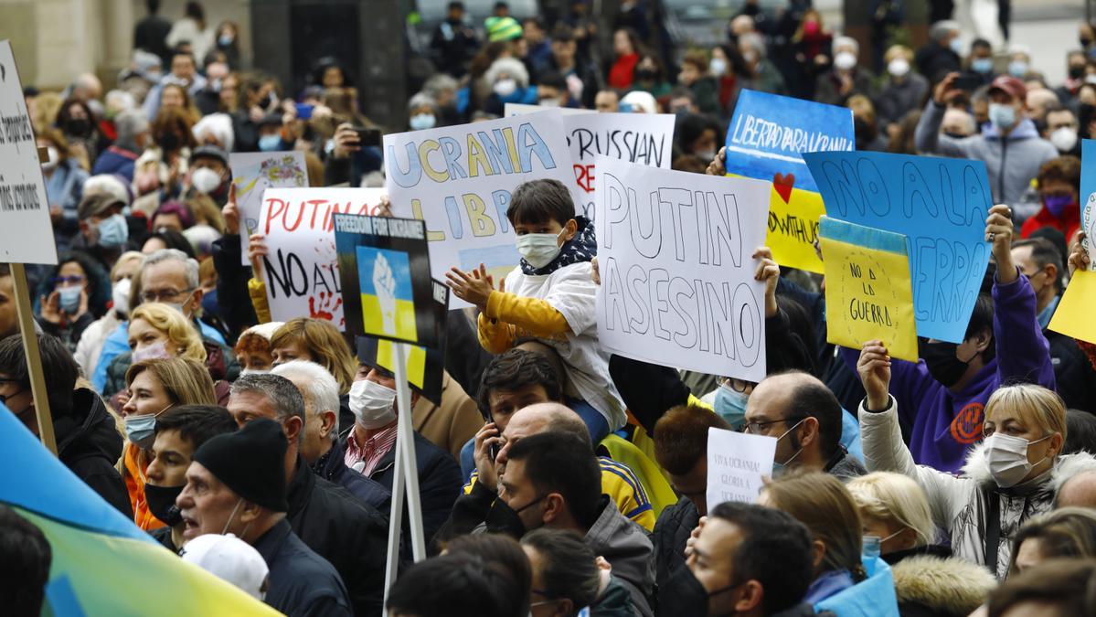 Protesta en la plaza del Pilar de Zaragoza contra la guerra en Ucrania.