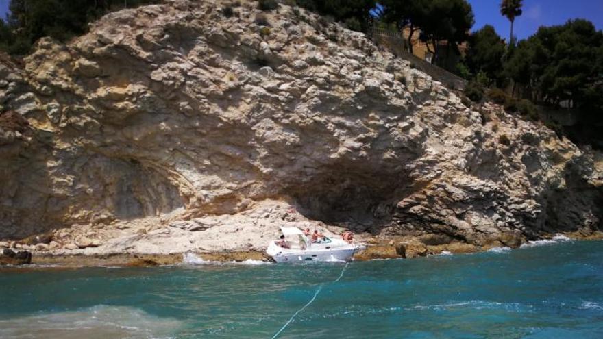 Rescatan ilesos a los cuatro tripulantes de un barco embarrancado