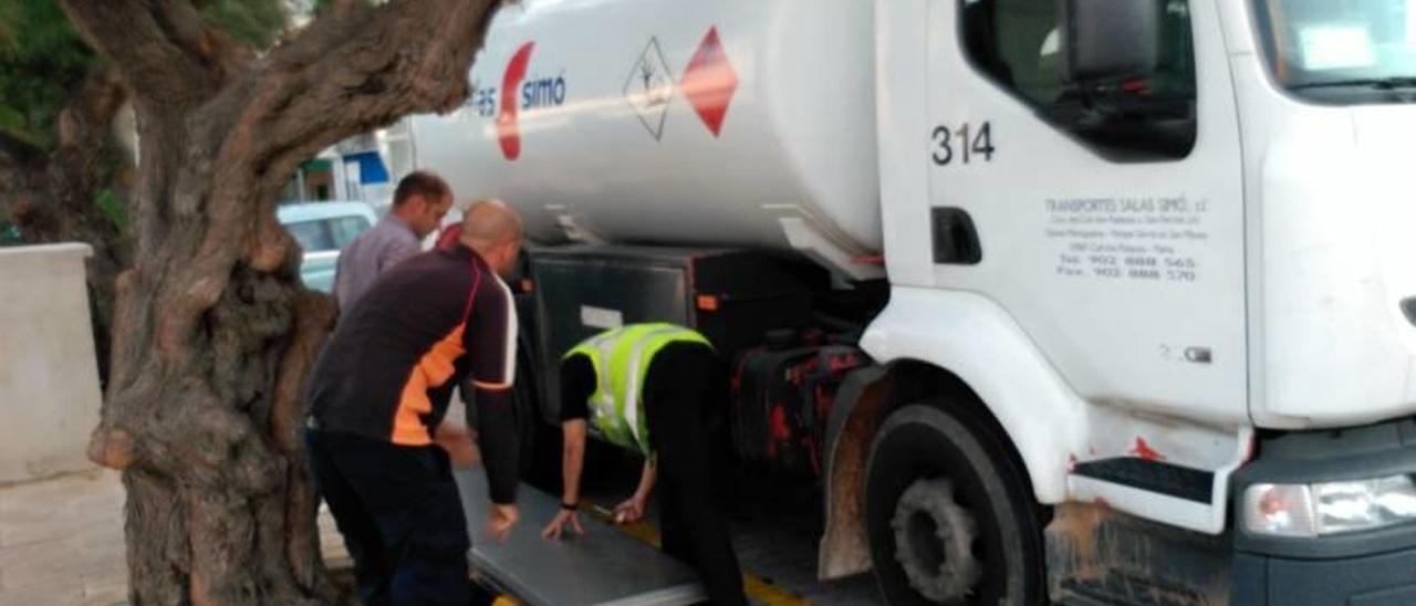 Técnicos de Repsol y personal de Ports, el pasado jueves.