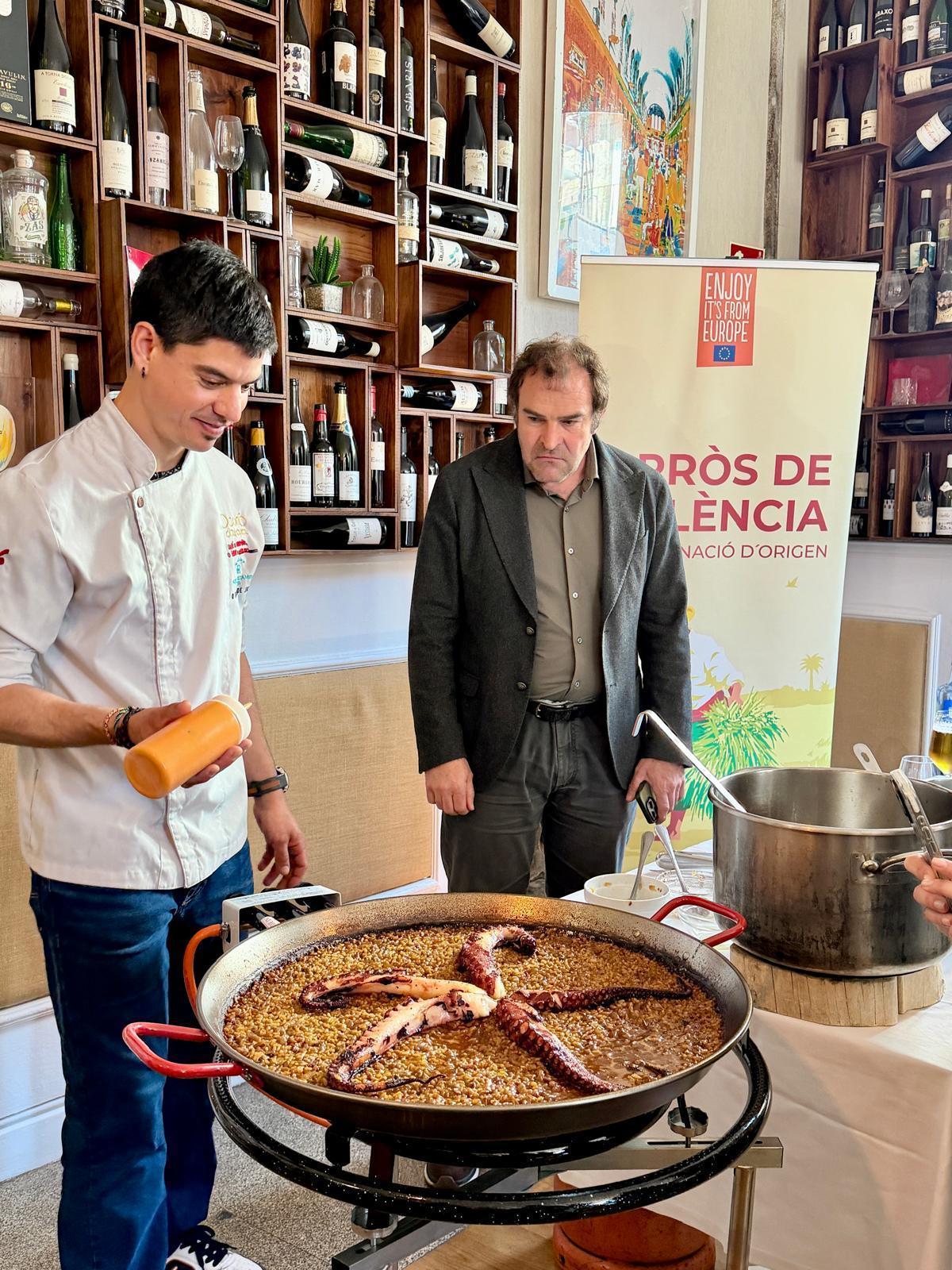 El jefe de cocina del Café de Altamira da los últimos toques al arroz seco de pulpo que degustaron los asistentes a la presentación de las Jornadas Gastronómicas de Arroz D.O. de Valencia.