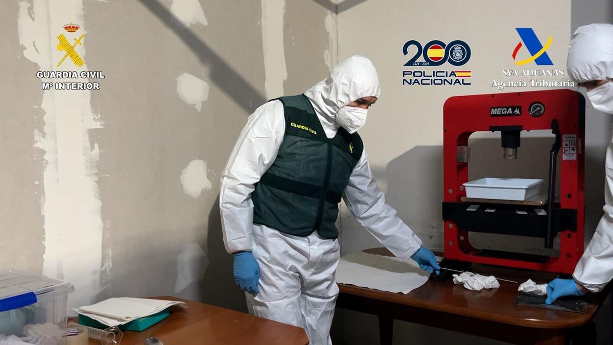 Agentes durante el registro.