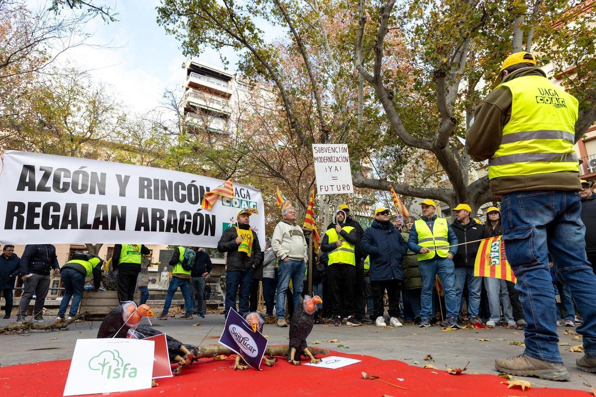 Tensión a las puertas de la consejería de Agricultura del Gobierno de Aragón.