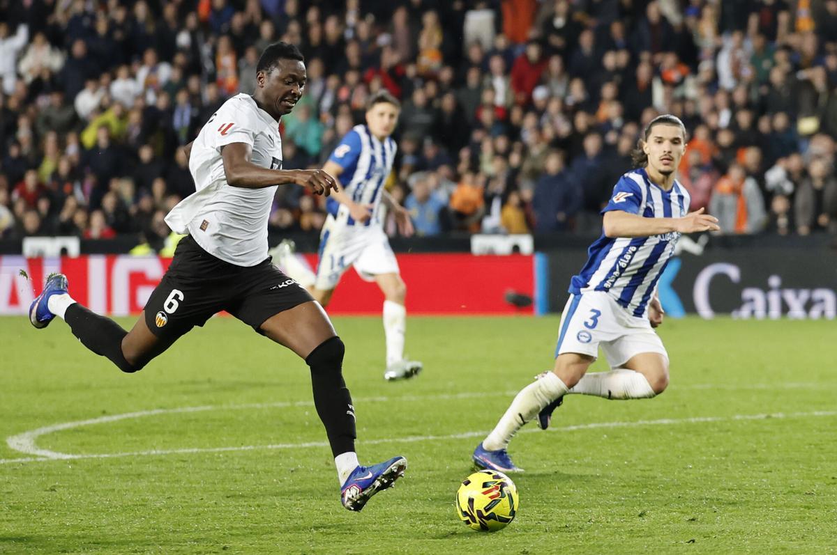 VALENCIA, 08/03/2026.- El delantero del Valencia Sadiq Umar (i) se escapa con el balón durante el partido de la jornada 27 de LaLiga entre el Valencia CF y el Deportivo Alavés, este domingo en el estadio de Mestalla. EFE/ Ana Escobar