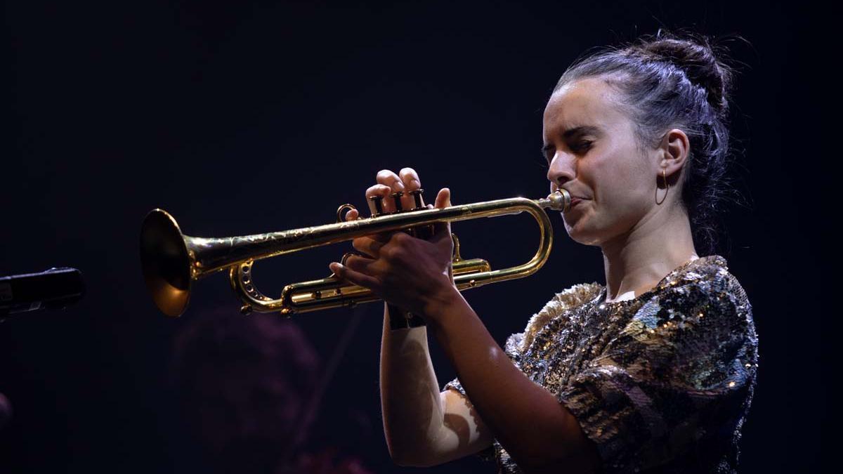 Andrea Motis, trompetista, saxofonista y cantante de jazz.