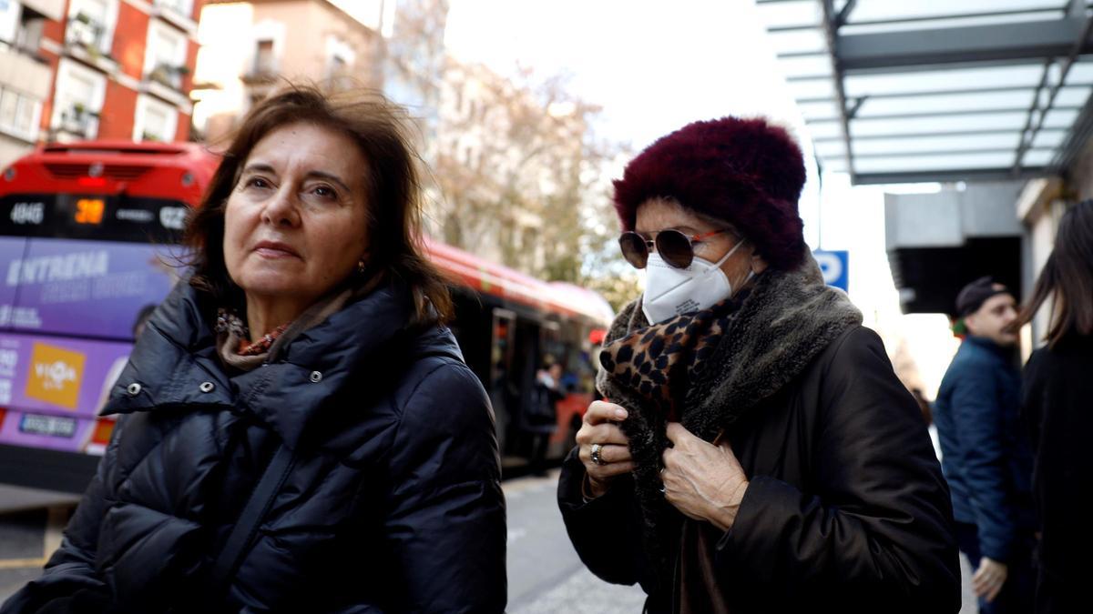 Una mujer con mascarilla en una parada del bus de Zaragoza, en una imagen de archivo.