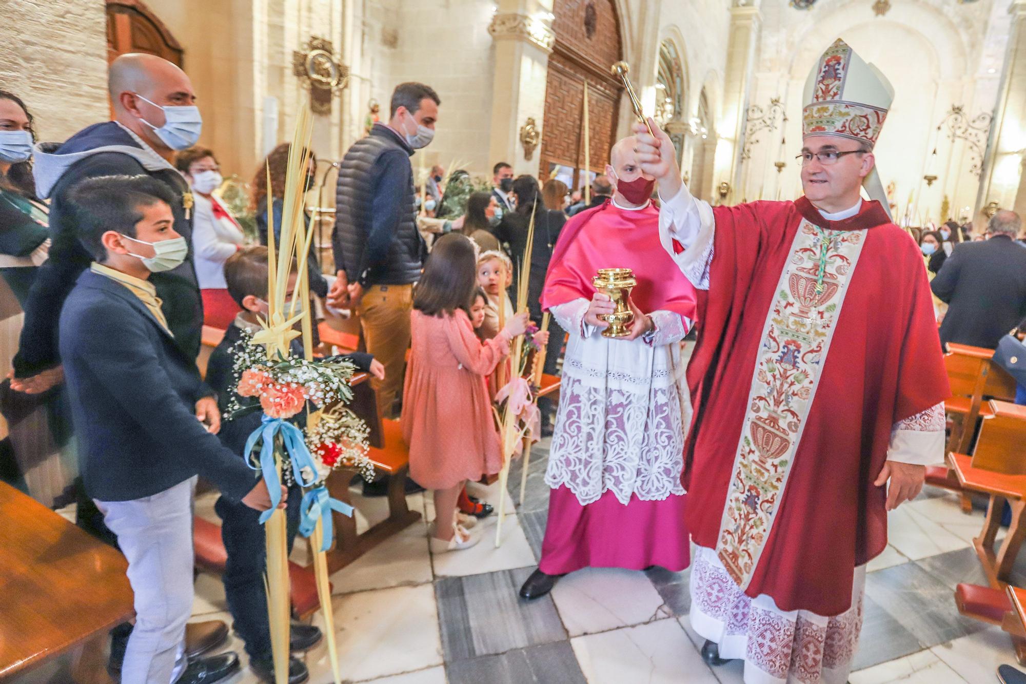 El obispo Munilla preside la procesión de las Palmas en Orihuela