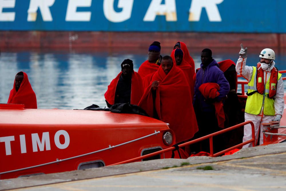 Los 54 inmigrantes rescatados en una patera en el mar de Alborán han llegado al puerto de Málaga sobre las 17h.