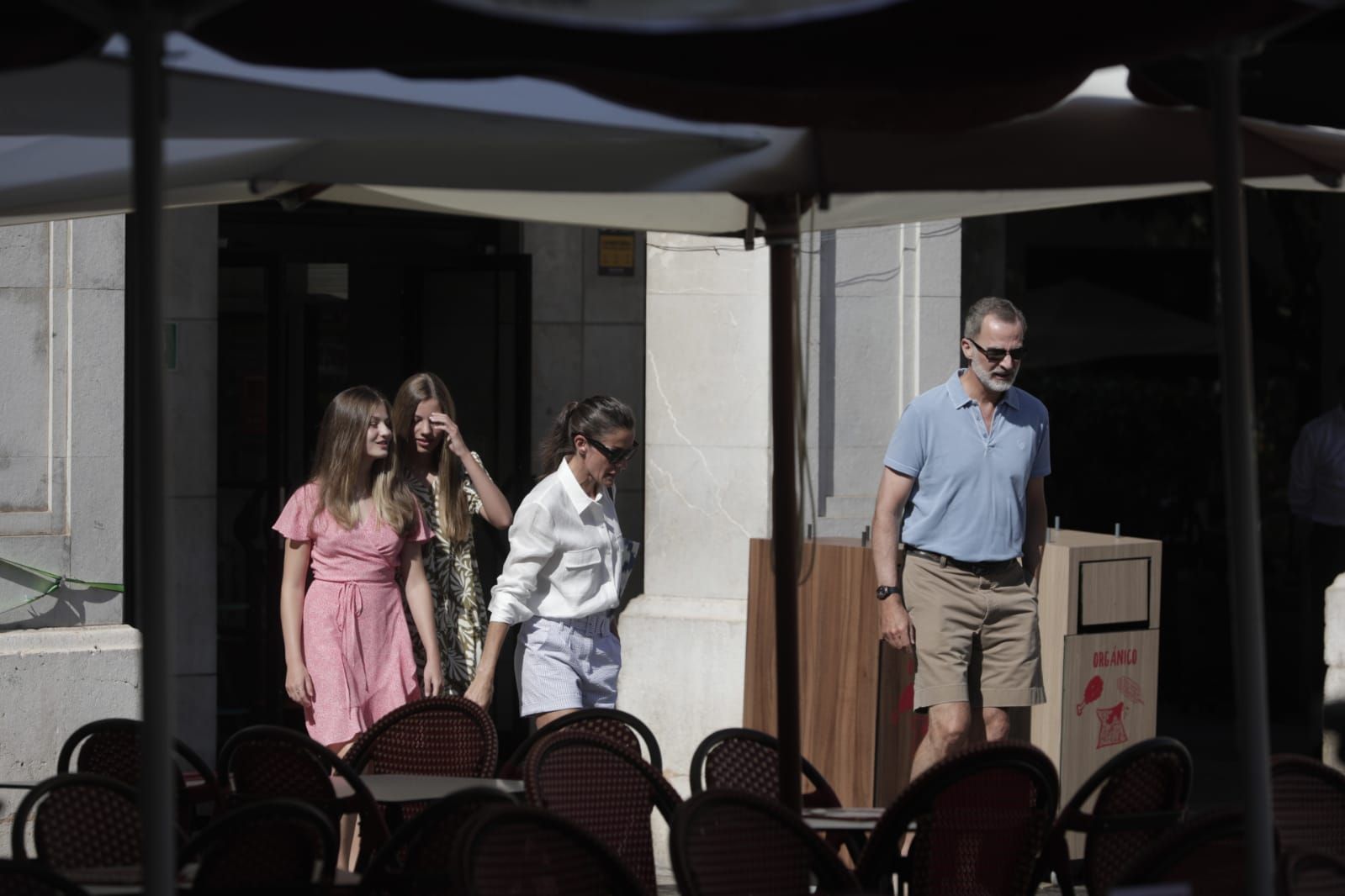 Los Reyes y sus hijas pasean por el centro de Palma