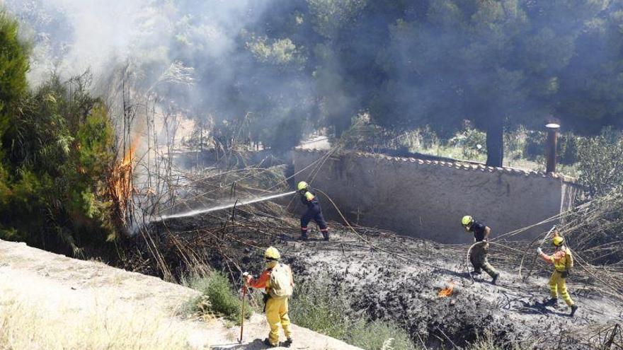 Incendio de matorral en una zona próxima al tercer cinturón de Zaragoza