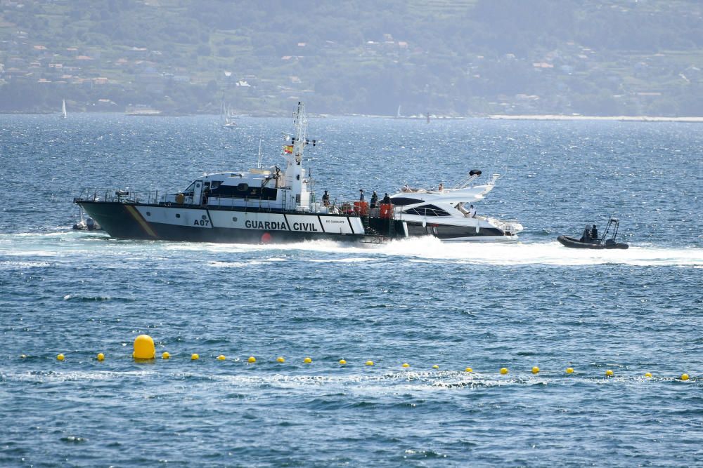 Socorren a un yate encallado en las balizas de Silgar