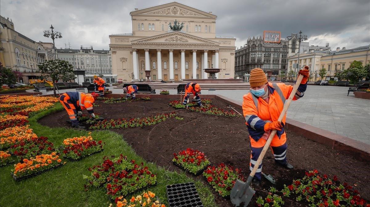Trabajadores municipales trabajan en un calle en el centro de Moscú