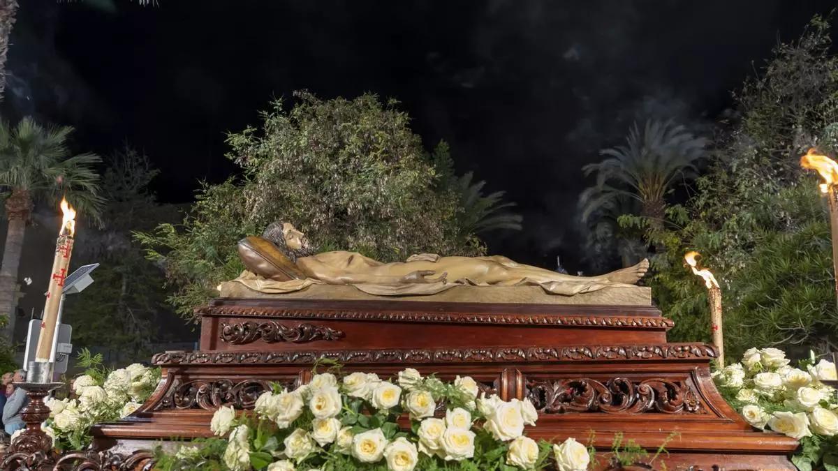 Aquí el horario, recorrido y cofradías de la procesión del Santo Entierro de Cristo