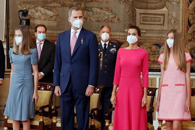 Los estilismos de la reina Letizia y sus hijas, la princesa Leonor y la infanta Sofía, en la imposición de condecoraciones de la Orden del Mérito Civil