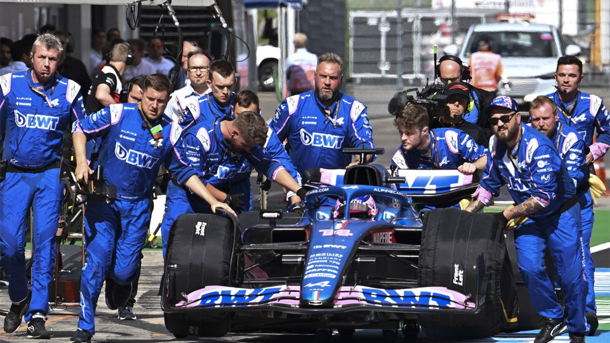 Los mecánicos de Alpine empujan el coche de Alonso, que no arrancó en la carrera al esprint de Austria