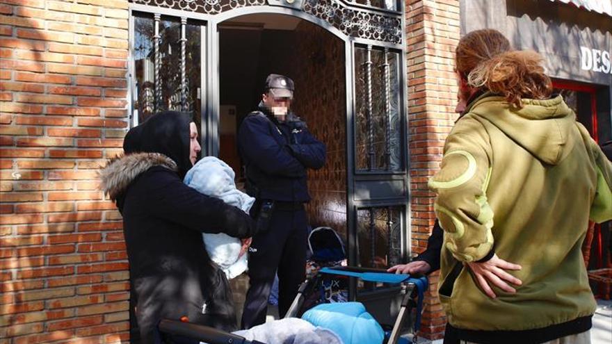 Desahucian a una familia con dos hijos pequeños en Campo San Antón