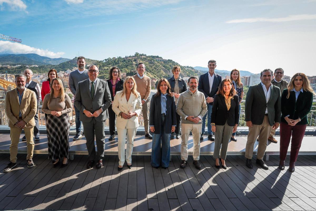 Patricia Navarro posando junto a los candidatos del PP de Málaga a las andaluzas, a falta de Juanma Moreno