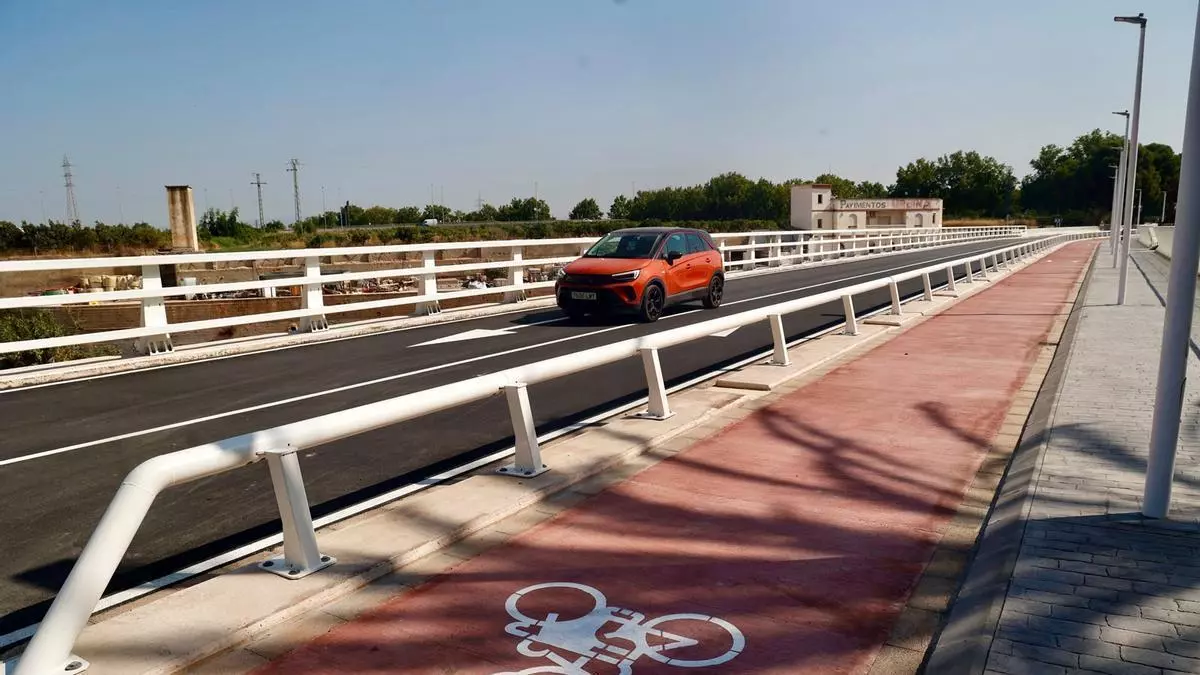 El Pont de la Memòria reabre en Picanya con un monumento en recuerdo de las víctimas de la dana