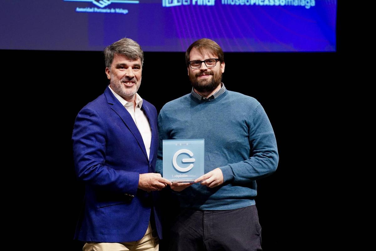 Jesús Amores, de Vodafone Innovation Hub, entregó el Premio a Pablo Ginel, de AG Photonics