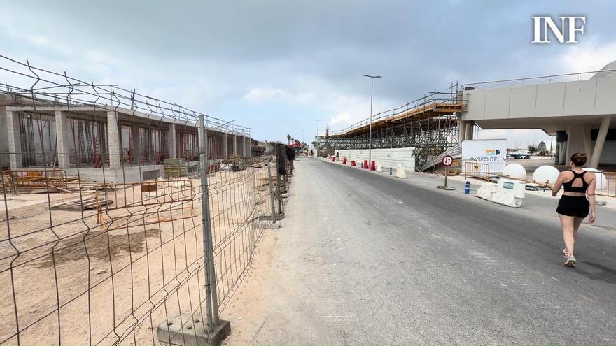Así están las obras de la pasarela del dique de Levante con el centro de ocio del Puerto de Torrevieja (26/6/2026)