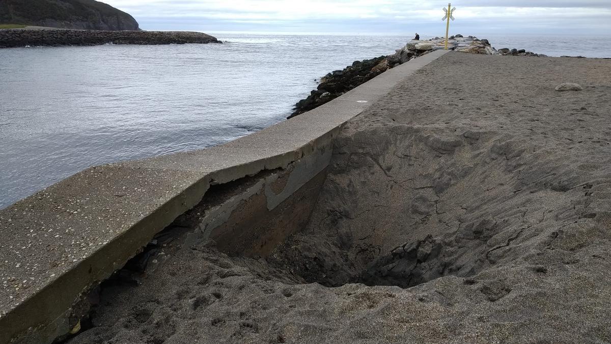 Daños en el espigón de Navia.