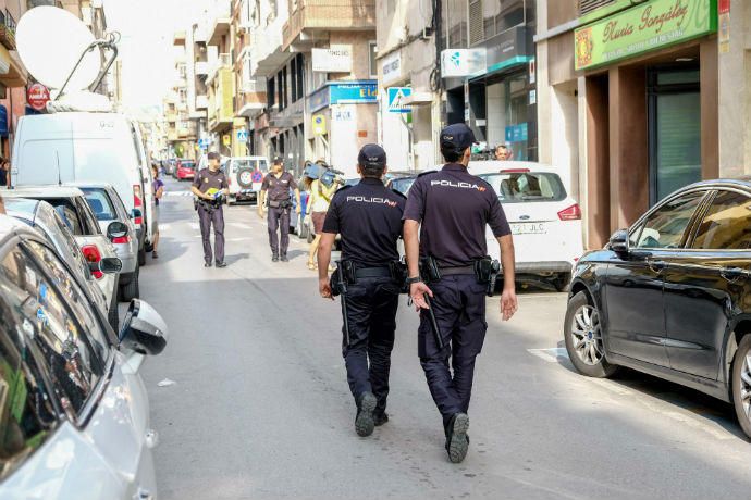 Los investigadores acordonaron toda la calle donde murió el menor y fue atacada la mujer