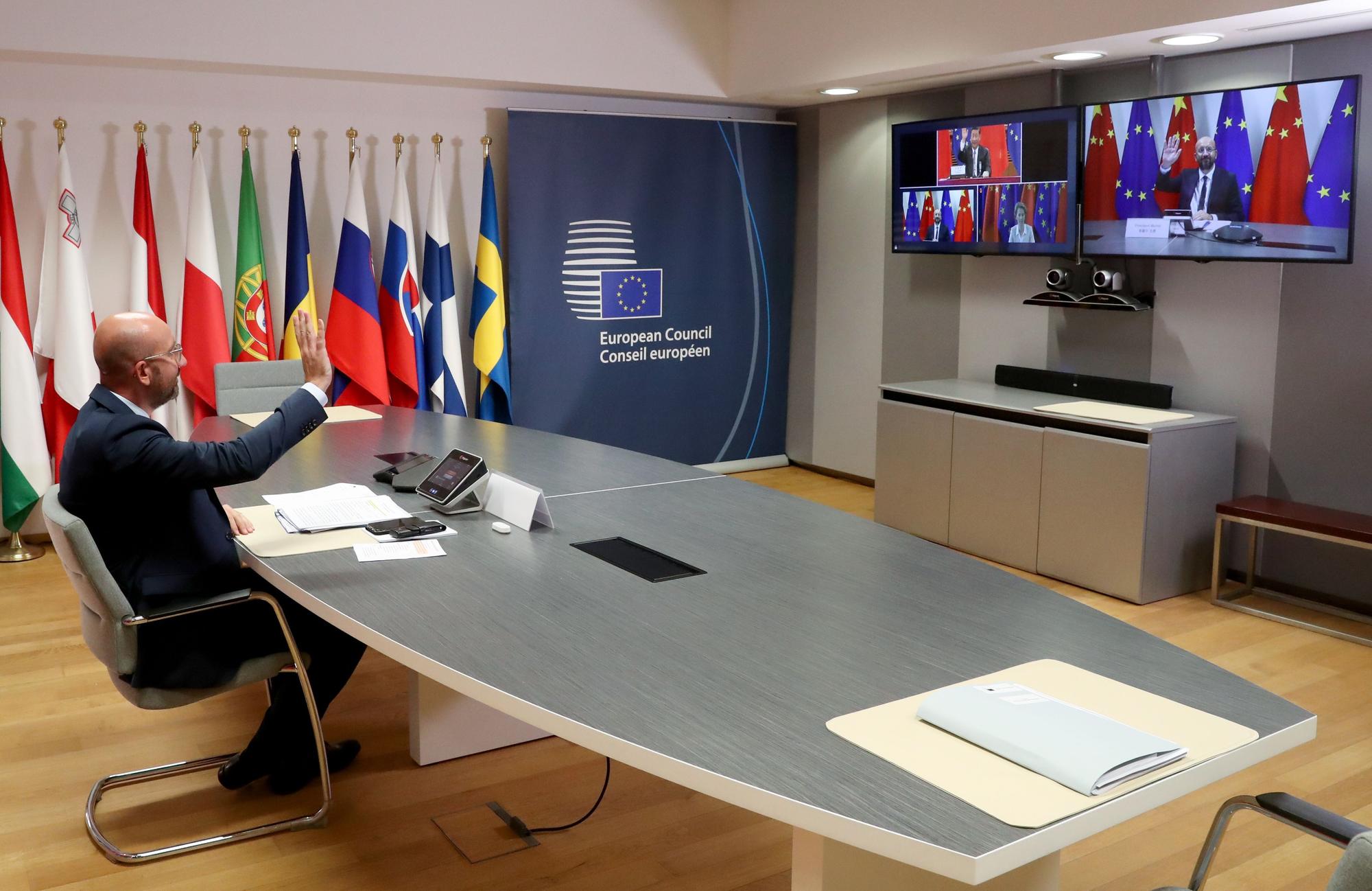 Charles Michel, Xi Jinping y Ursula von der Leyen se saludan, por videoconferencia