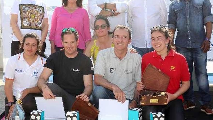 Ganadores de la regata y representantes políticos. // Gustavo Santos