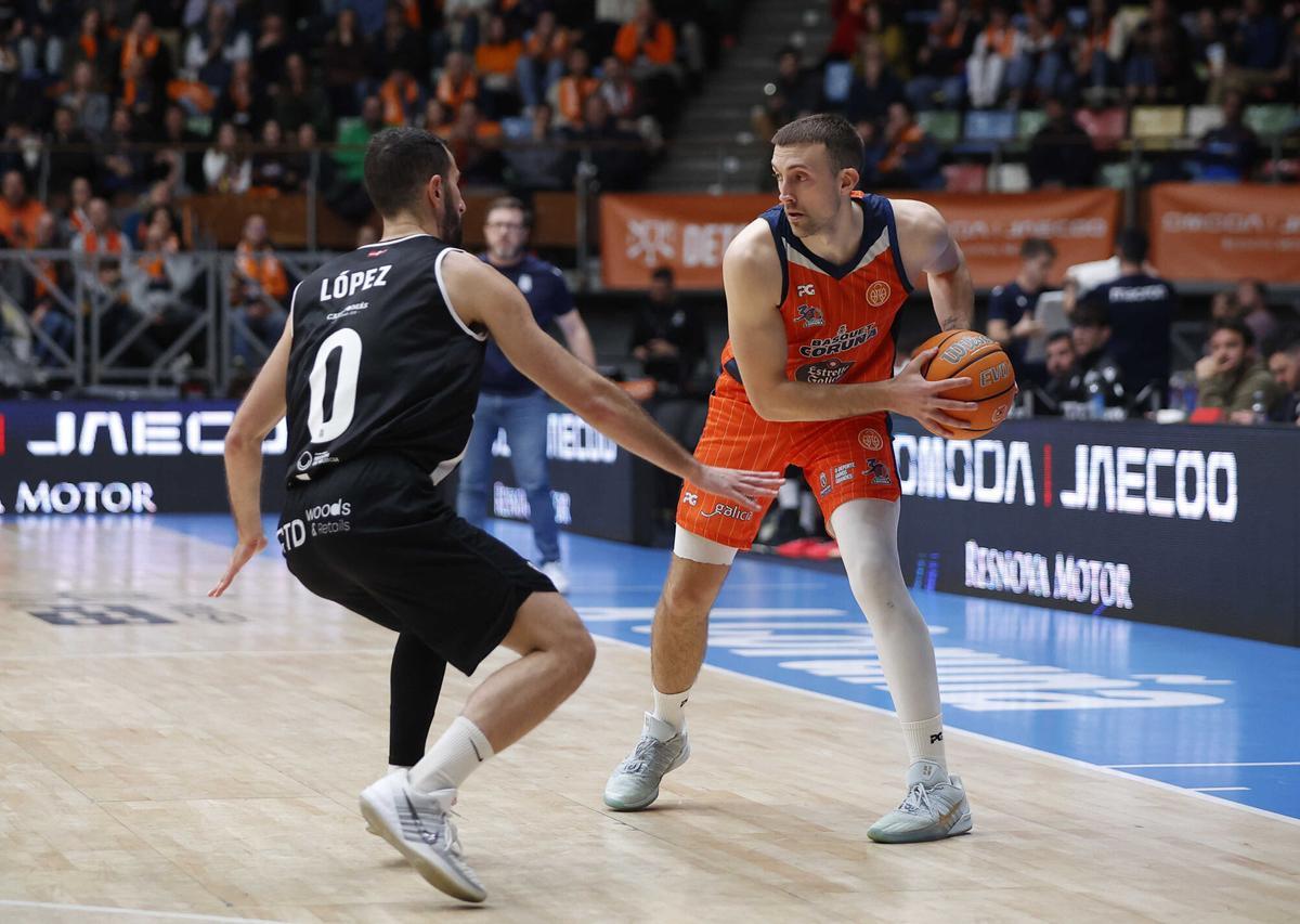 Joe Cremo protege el balón ante Javi López en el Leyma-Cartagena.