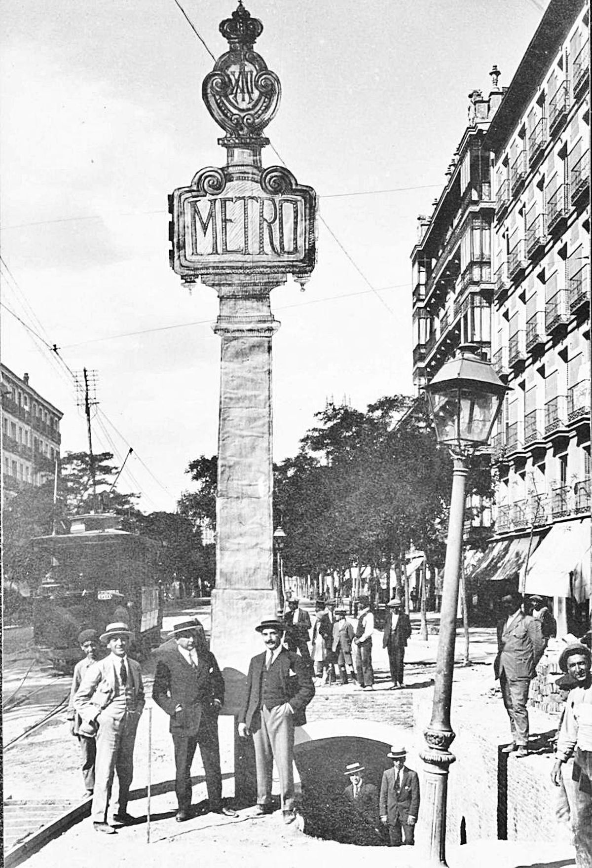“Farola-anunciadora” de la estación de Cuatro Caminos, en 1919.
