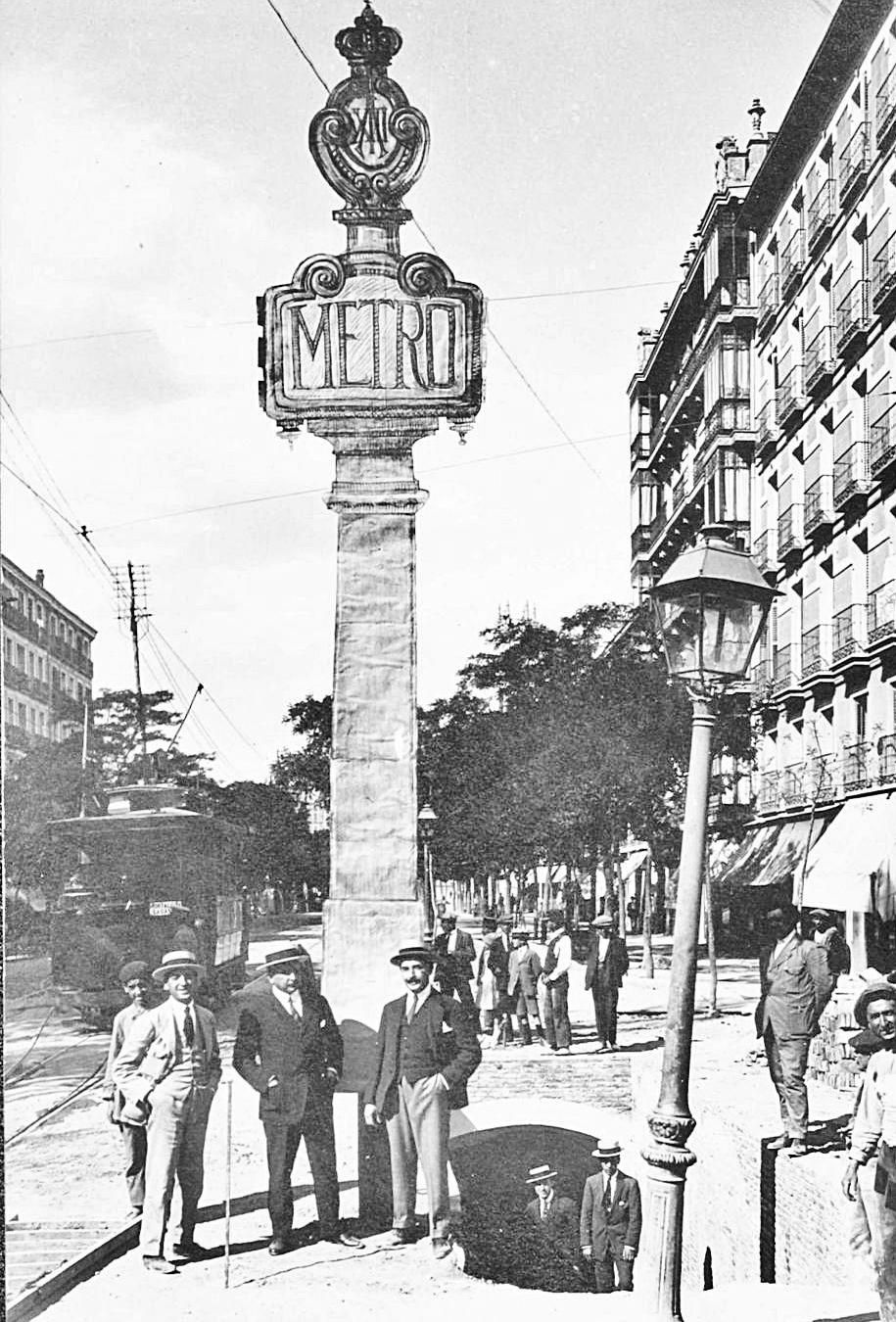 “Farola-anunciadora” de la estación de Cuatro Caminos,  en 1919.