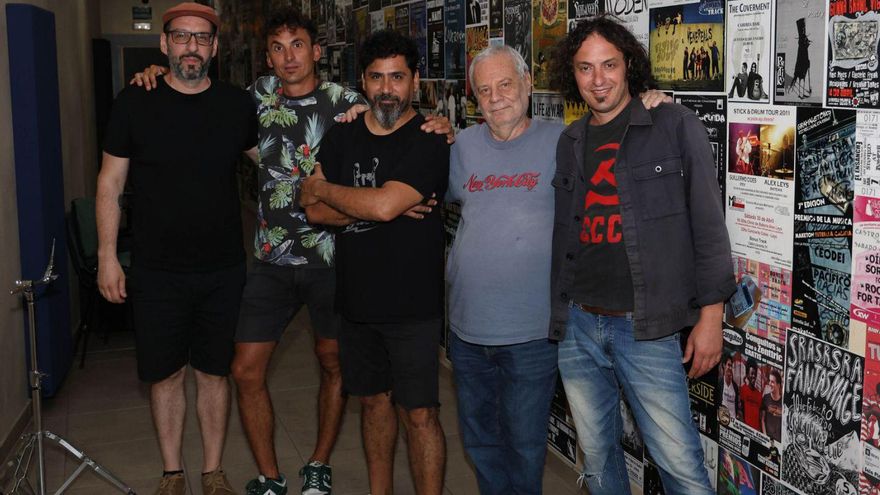 Gabis (segundo dcha.) y su banda, ayer en Vigo, en los Estudios Musicales Metrópolis. | Alba Villar