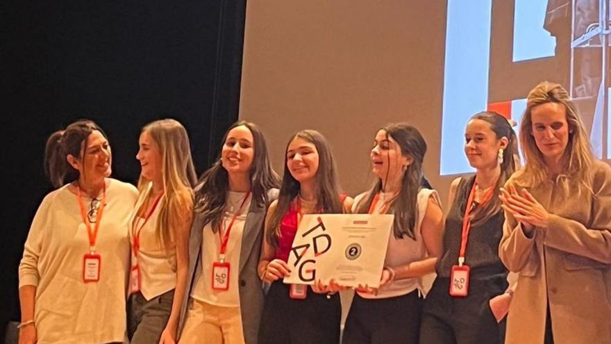 Las cinco estudiantes tras recibir su premio en el acto de entrega de galardones en A Coruña.   | // D. P.