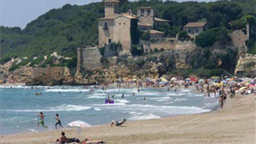 Herida muy grave una joven al caerle un rayo en una playa de Tarragona