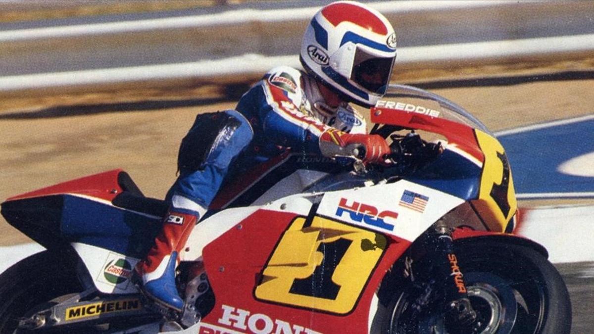 El tricampeón norteamericano Freddie Spencer y su poderosa Honda de 500cc.