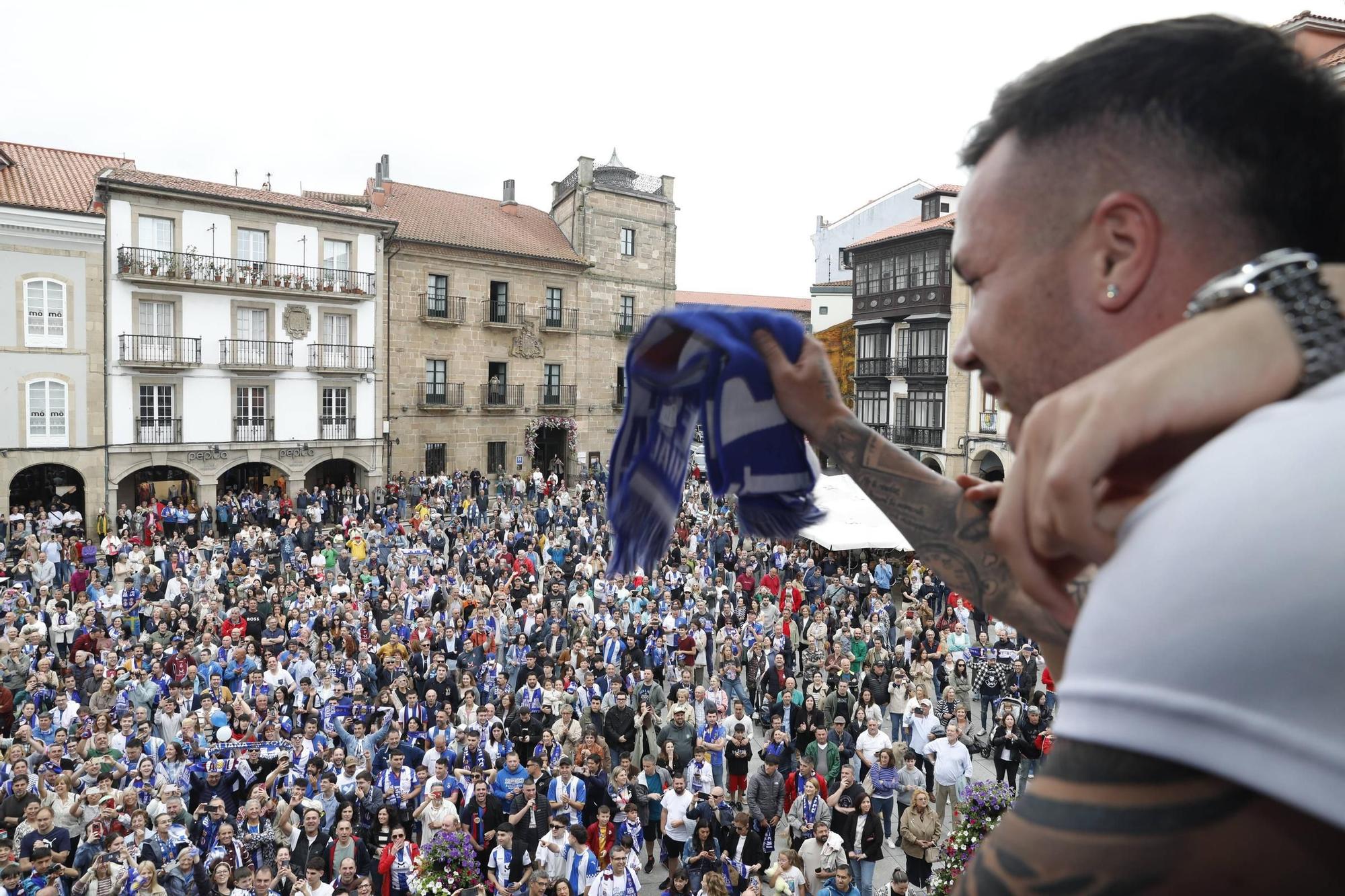 EN IMÁGENES: Así fue el recibimiento de los jugadores del Real Avilés en el Ayuntamiento