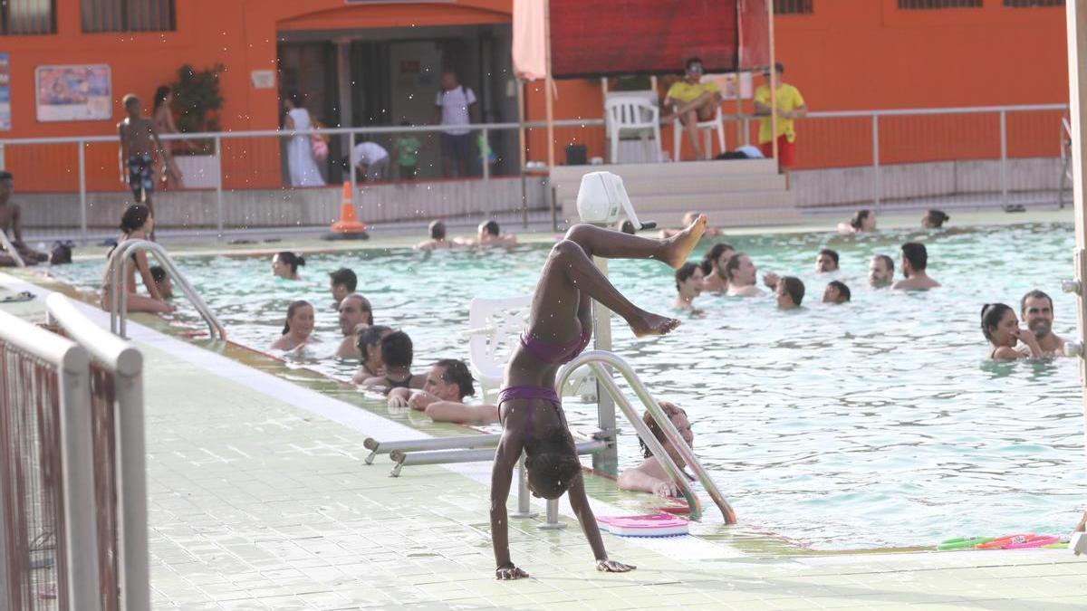 La piscina de Gran Vía de Zaragoza repleta de bañistas durante una calurosa tarde de viernes.  | ÁNGEL DE CASTRO