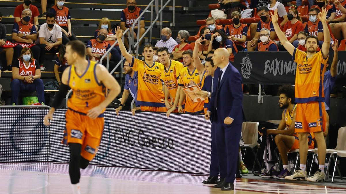 El banquillo del Valencia Basket ante el Baxi Manresa