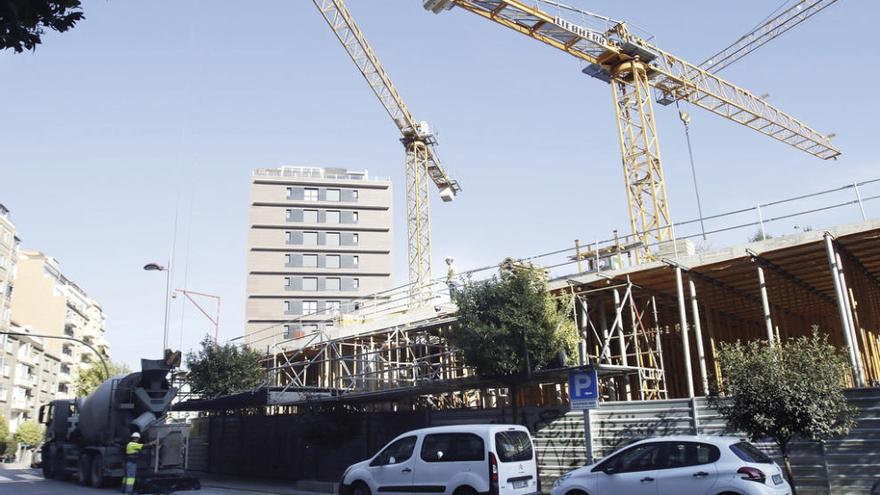 Vista de las obras, con la primera planta del futuro centro comercial ya levantada. // Alba Villar
