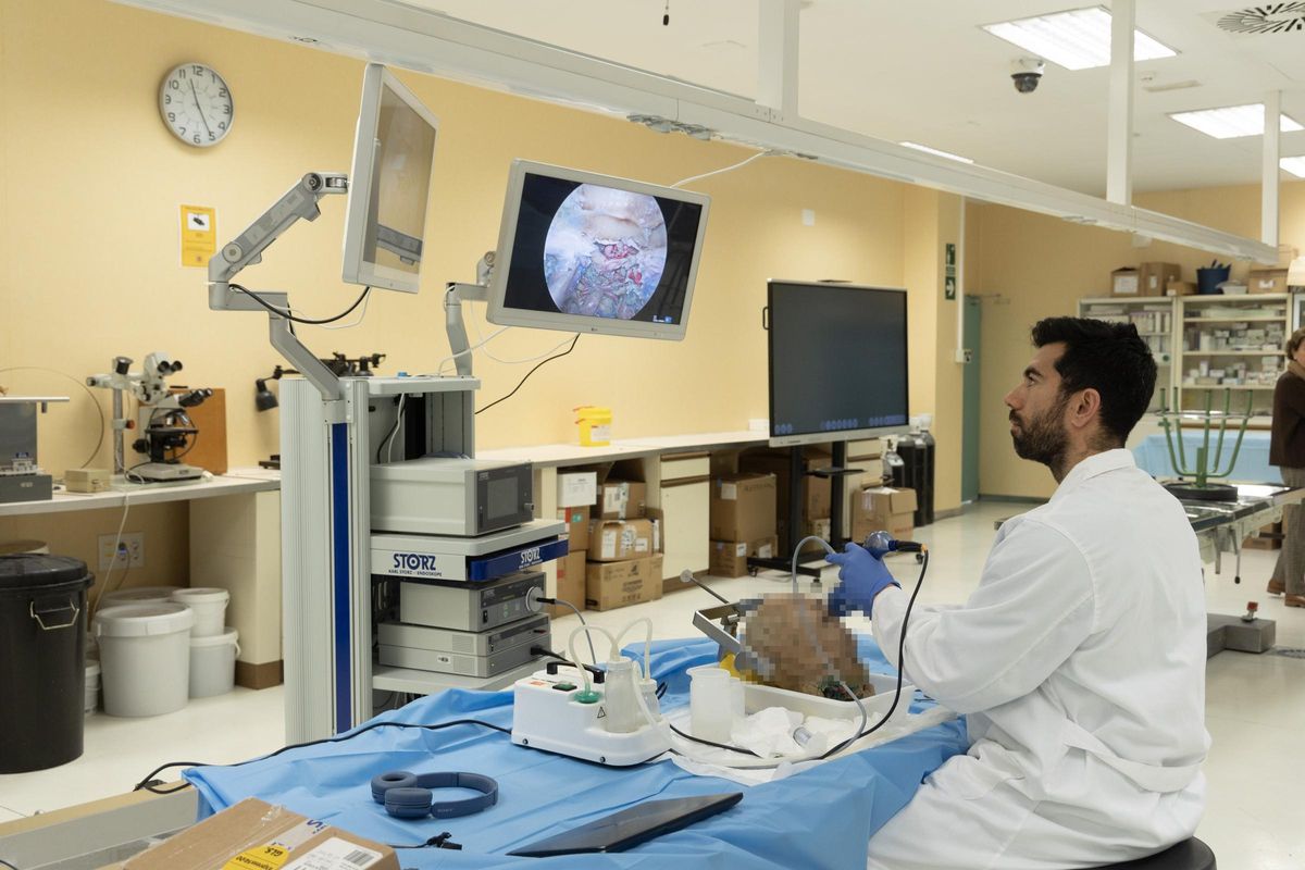 Un neurocirujano practica con la cabeza de un donante.