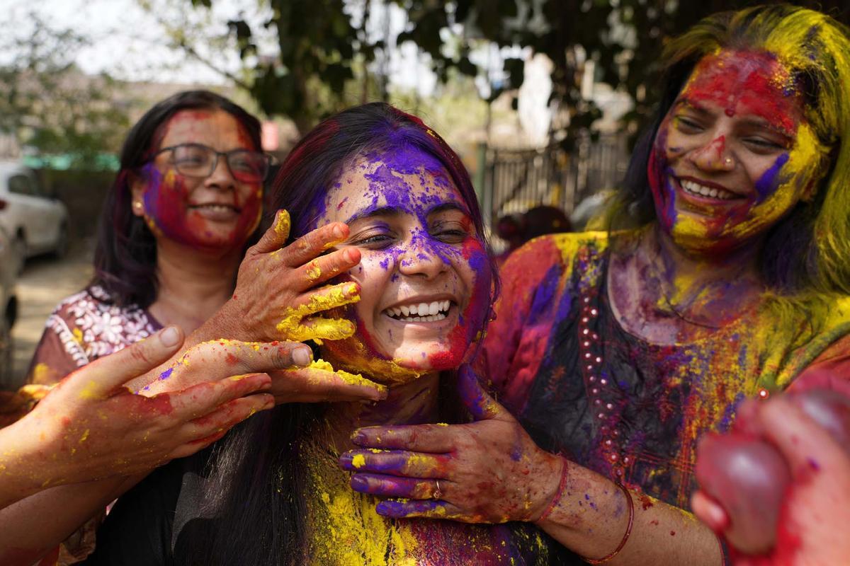 Celebraciones del Holi en el templo Kalupur Swaminarayan , India.